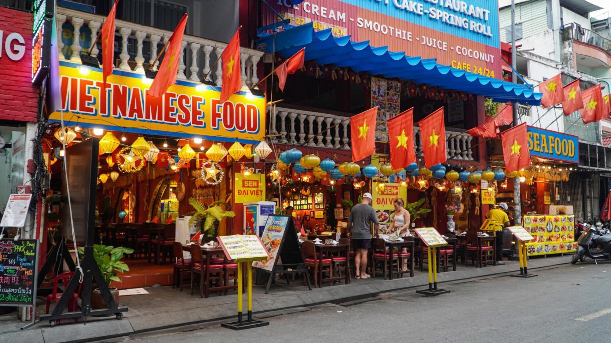 Nhà nghỉ Entire House With Full Amenities - Near Bui Vien Walking Street , District 1 *